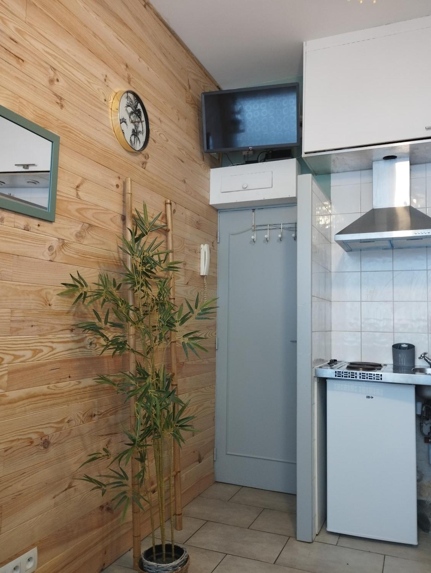 Chambrette Boulevard Des Pyrenees Hypercentre 10M Carre Wc Sur Le Palier, Porte40 Pau Esterno foto